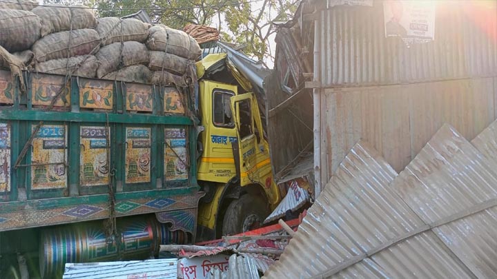 ফুলবাড়ীতে ট্রাকের চাকা ফেটে ৪টি দোকানে  ঢুকে পড়ল দুটি ট্রাক ও একটি ট্রাক্টর